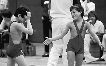 zwei Jungen nach Ringkampf